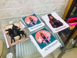 Хувцасан дээрх хэвлэл
Хаяг 11 хороолол Номингийн эсрэг талд Хувцасан дээрх хэвлэл
Хаяг 11 хороолол Номингийн эсрэг талд